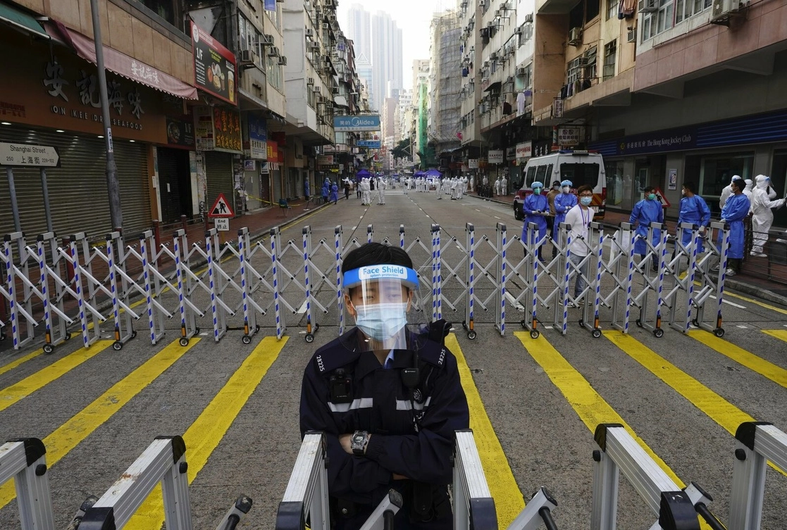 Zona bajo confinamiento de Hong Kong, el 23 de enero de 2022. Foto Ap