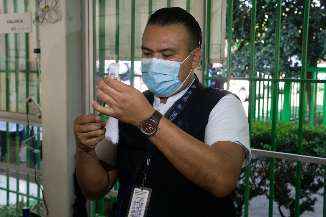 Personal de salud prepara una dosis de AstraZeneca contra el covid-19. Foto Pablo Ramos / Archivo