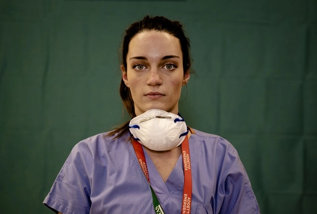 Una enfermera del Hospital Hmannitas Gavazzeni en Bérgamo, Italia, al final de su turno, durante la pandemia. Foto Ap
