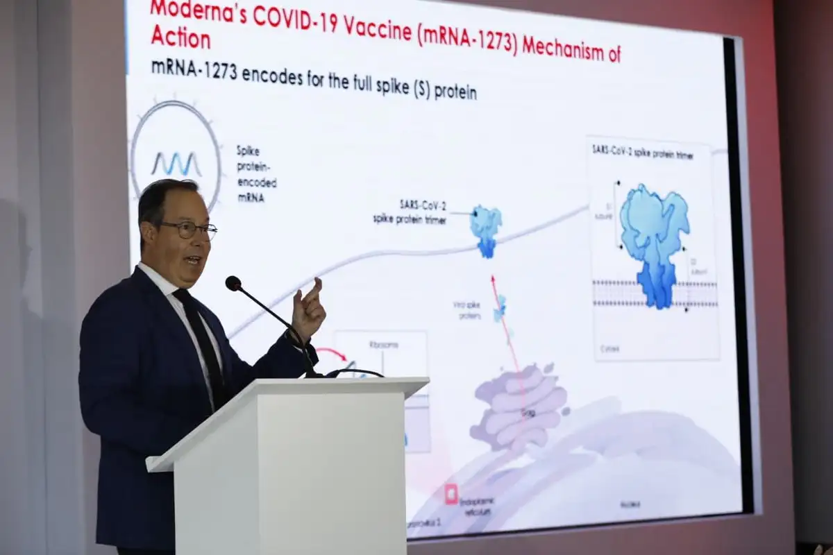 Presentación oficial de la vacuna actualizada contra covid 19, Moderna, en la Ciudad de México, el 14 de octubre de 2025. 