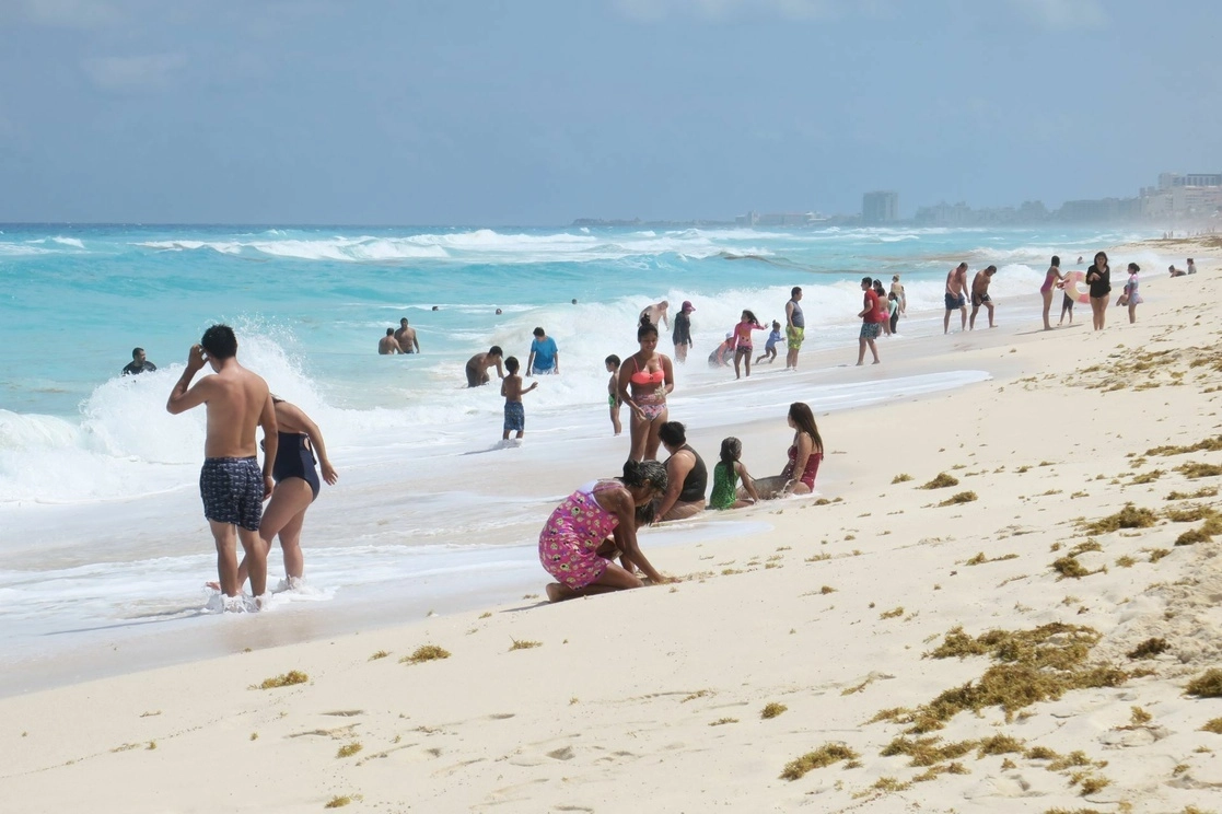 Turistas disfruta de una playa en Cancún, Quintana Roo. Foto Cuartoscuro / Archivo
