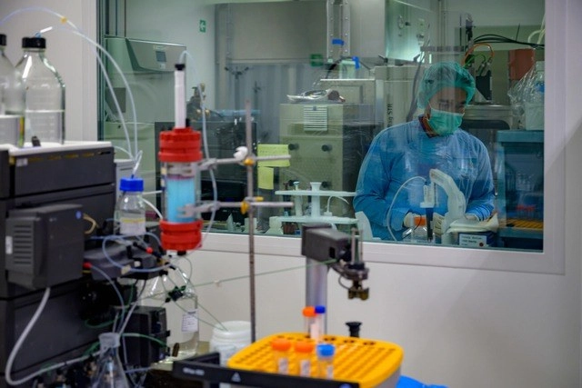 Un empleado de la salud trabaja en la producción de vacunas contra el coronavirus en Bio Farma en Bandung, Indonesia. Foto Afp