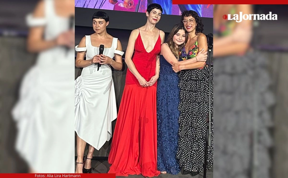 A la derecha Mayra Hermosillo y la pequeña Aurora Dávila acompañadas de dos actrices del elenco de 'Vainilla'. Foto  