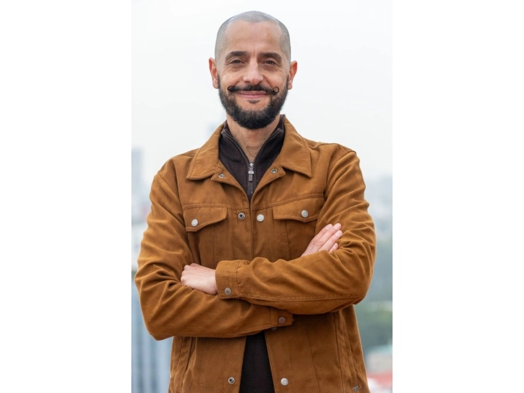 Claudio Valdés Kuri dirige desde hace 25 años la compañía Teatro de Ciertos Habitantes. Acaba de recibir el Premio Nacional de Artes y Literatura 2023 en el área de Bellas Artes. Foto Pablo Ramos 