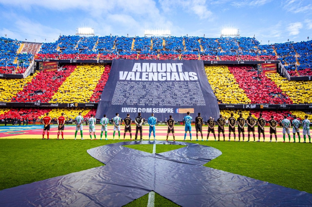 Valencia spielt wieder in seinem Stadion und würdigt die Opfer