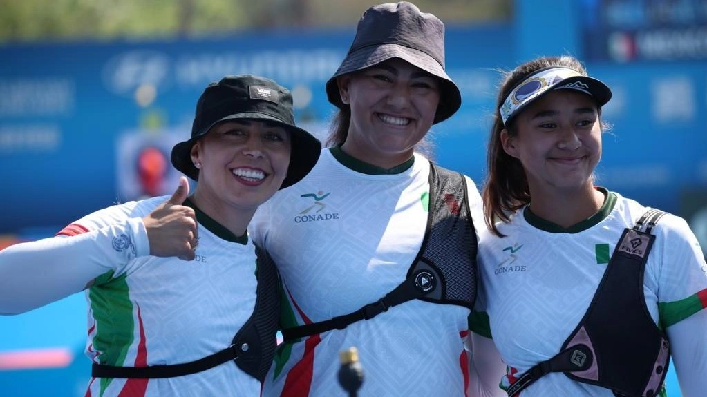 De izquierda a derecha, Aída Román, Alejandra Valencia, y Ángela Ruiz tras imponerse en la final de arco recurvo en Antalya, Turquía. Foto World Archery