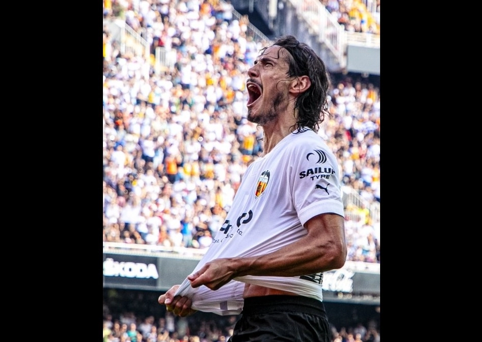 Edison Cavani marcó los dos goles del Valencia ante el Elche en la cancha del estadio de Mestalla. Foto Tomada del Twitter @valenciacf