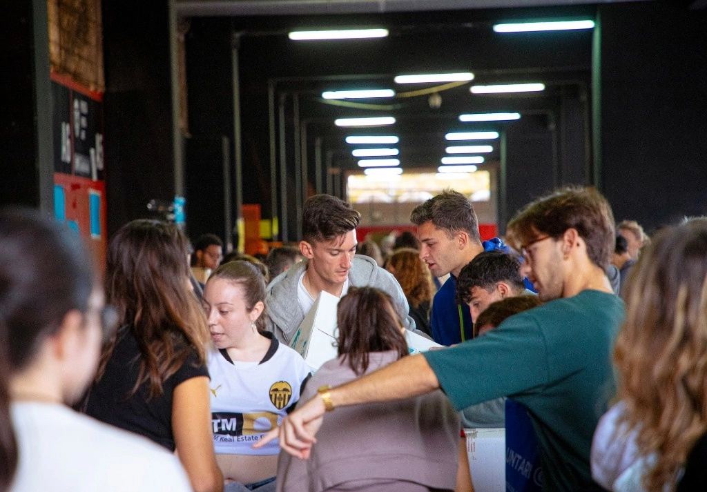 Recopilación de alimentos para las zonas afectadas por la DANA en el estadio de Mestalla, el 3 de noviembre de 2024. Foto Europa Press
