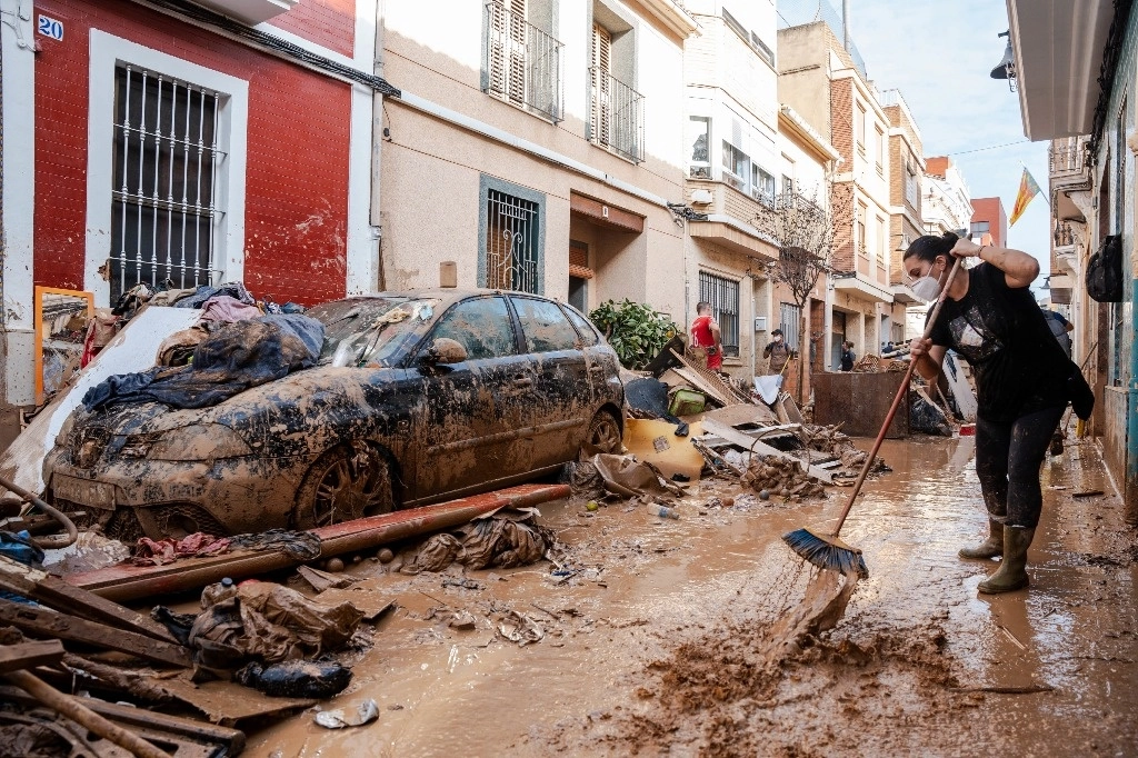 Una persona trata de limpiar el lodo, en Catarroja, Valencia, en España, el 5 de noviembre de 2024. Foto Europa Press