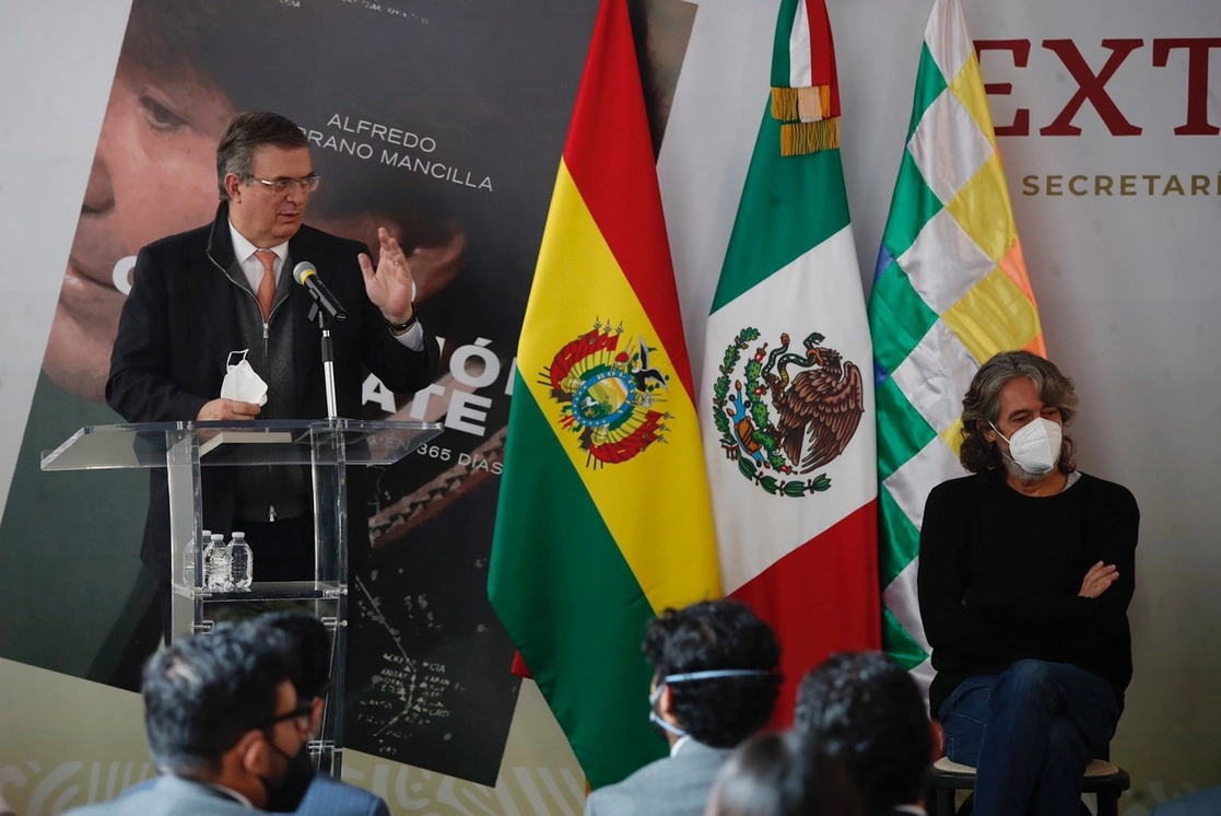 El canciller Marcelo Ebrard y el académico Alfredo Serrano Mancilla encabezan la presentación del libro 'Evo: operación rescate', realizada en el Instituto Matías Romero, en la Ciudad de México, el 8 de febrero de 2022. Foto Cristina Rodríguez