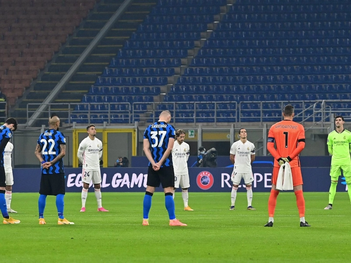Antes de comenzar el partido entre Real Madrid e Inter de Milán, los jugadores se colocaron en círculo para recordar al ‘Barrilete cósmico’. Foto Afp