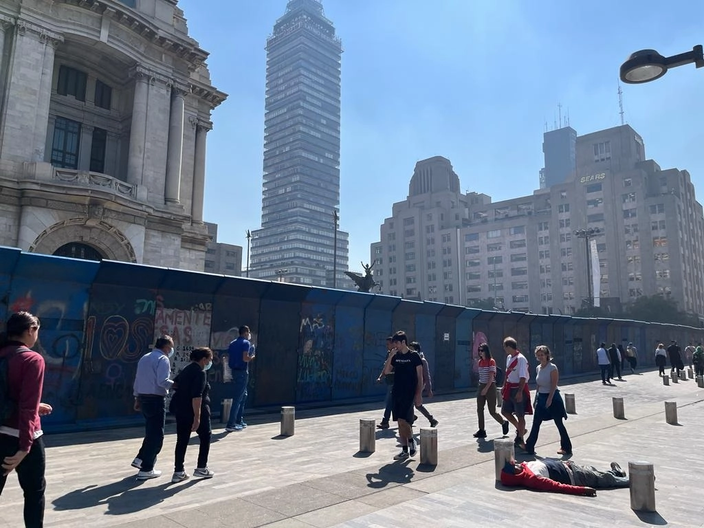 El Palacio de Bellas Artes se encuentra resguardado con vallas, debido a la manifestación que se realizará esta tarde contra la presencia de la Guardia Nacional en el Metro, en el Centro Histórico de la Ciudad de México, el 20 de enero de 2023. Foto José Antonio López