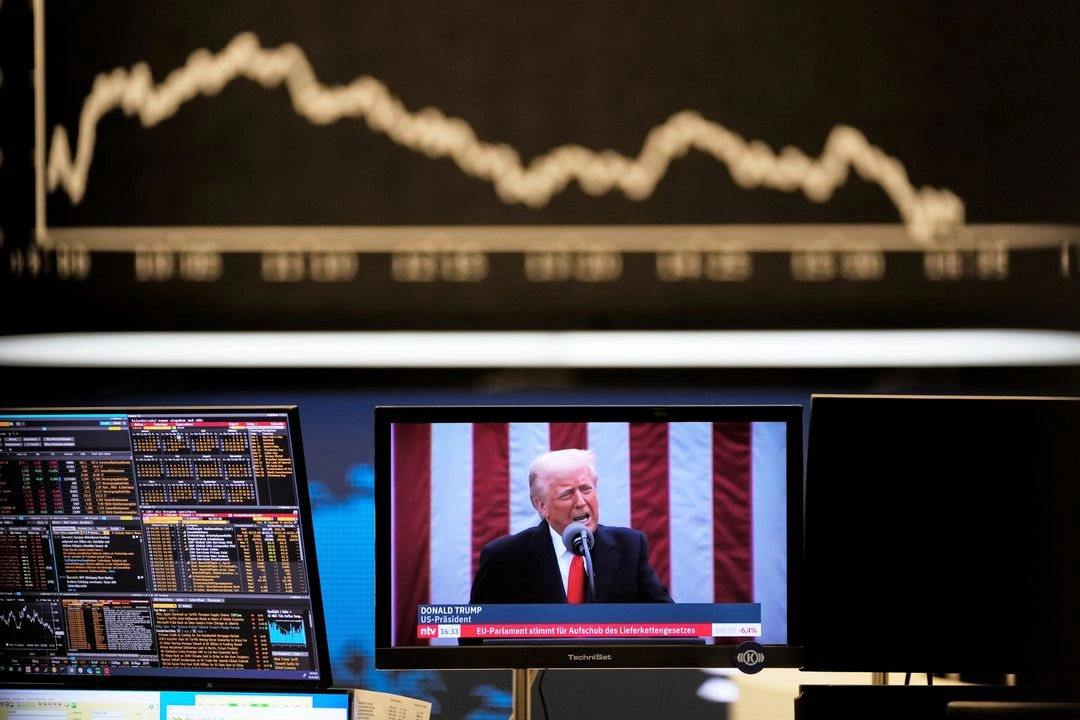 El presidente de Estados Unidos, Donald Trump, aparece en una pantalla de televisión en la Bolsa de Valores de Frankfurt, Alemania, el jueves 3 de abril de 2025.  Foto