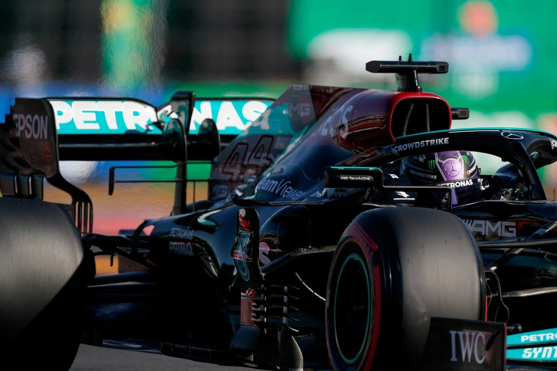 Valtteri Bottas de la escudería Mercedes se quedó con la ‘pole position’ en el Gran Premio de México. Foto Ap