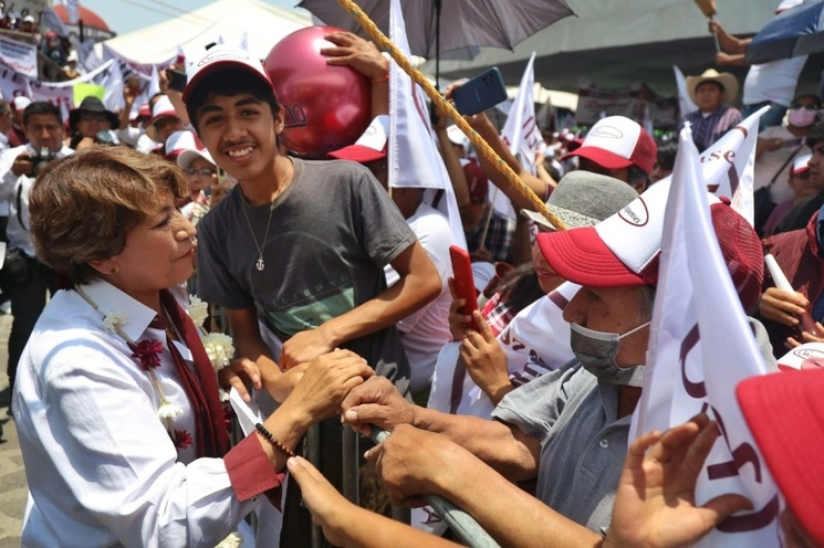 La candidata a gobernadora del estado de México, Delfina Gómez saluda a sus simpatizantes. Foto Silvia Chávez