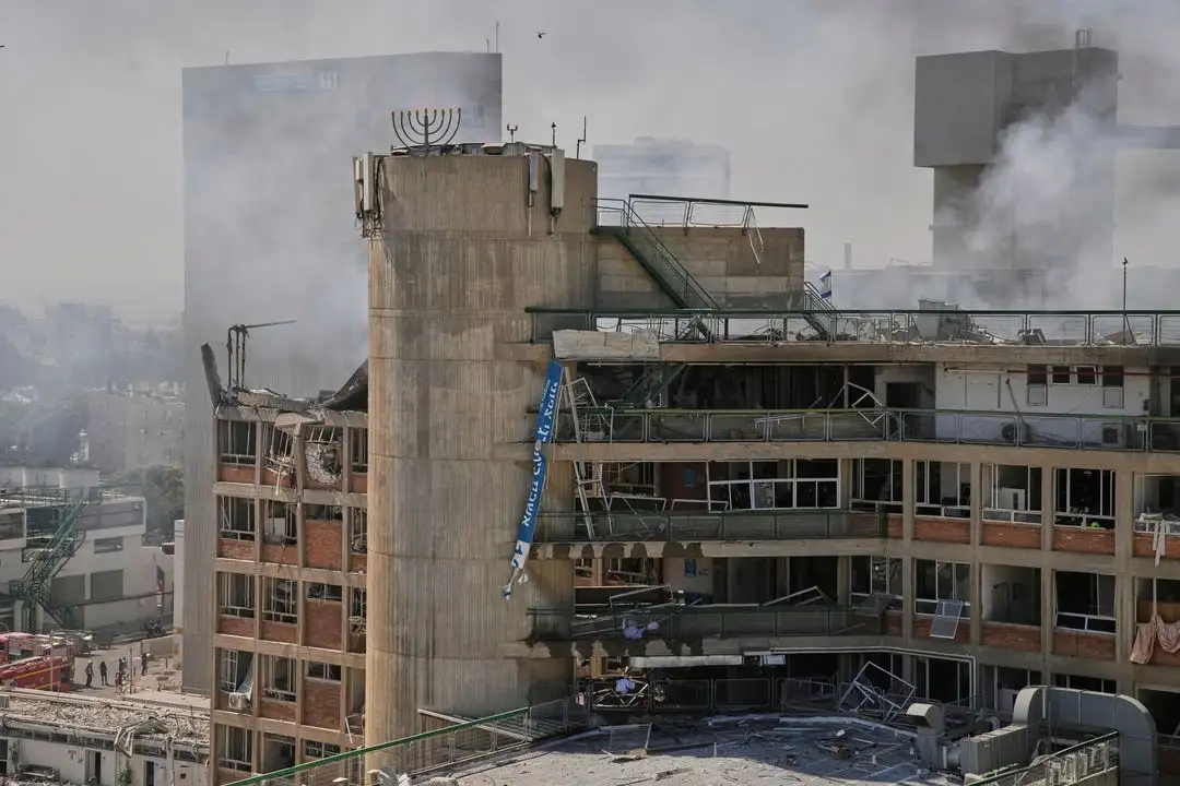 Un edificio del complejo hospitalario Soroka, en Beerseba, Israel, tras ser alcanzado por un misil lanzado ayer desde Irán.