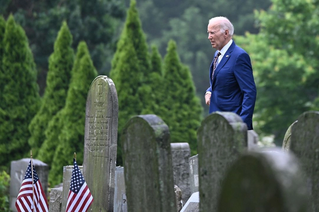 El expresidente Joe Biden llega a la iglesia católica de San José en Brandywine para una misa conmemorativa en el décimo aniversario de la muerte de su hijo, Beau Biden, en Wilmington, Delaware, el 30 de mayo de 2025. Foto