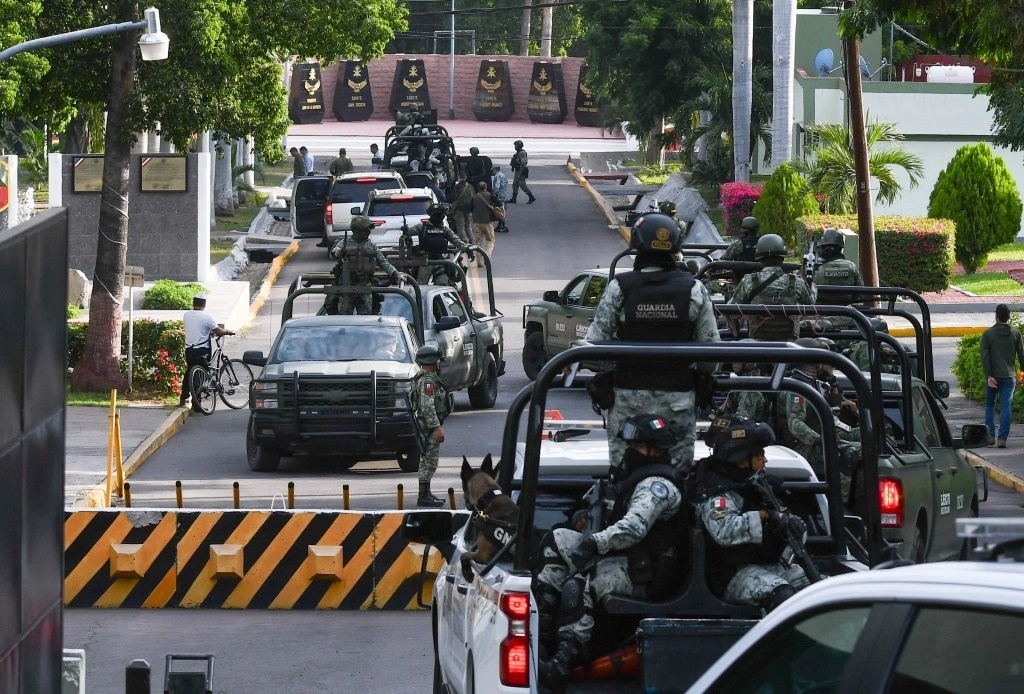 Omar García Harfuch, secretario de Seguridad y Protección Ciudadana federal, acudió ayer una reunión con mandos castrenses en el Campo de la novena Zona Militar, en Culiacán, Sinaloa. Foto El Debate de Sinaloa