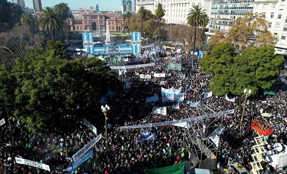 Los argentinos salieron a las calles ayer de forma masiva en todo el país y sólo en Buenos Aires se congregaron unos 500 mil en la histórica Plaza de Mayo, frente a la Casa Rosada, donde se trasmitió un mensaje de esperanza de la ex presidenta, quien cumple en prisión domiciliaria una condena por supuestos actos de corrupción. Foto