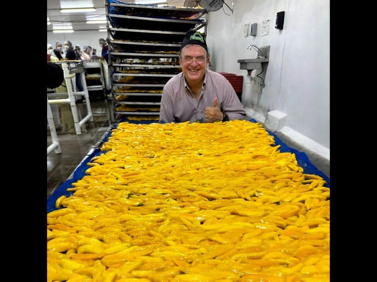 Ebrard Casaubón visitó la empresa deshidratadora de mangos en el poblado de Agua Caliente de Garate ubicada en el municipio de Concordia, Sinaloa, el 21 de junio de 2023. Foto tomada de Twitter @m_ebrard