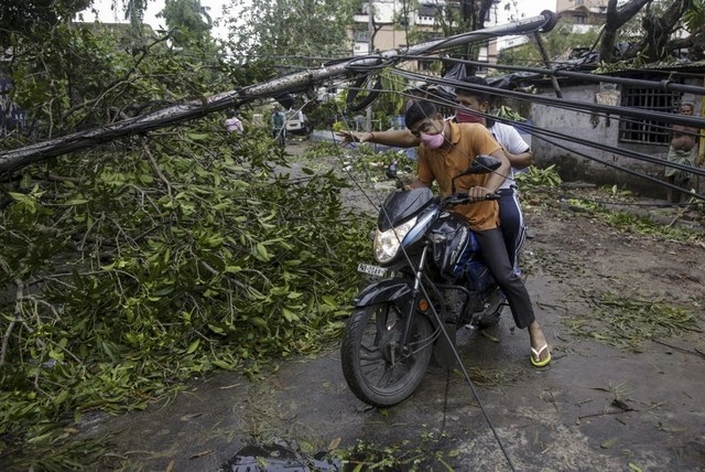 Al menos 106 personas fallecieron en India y Bangladesh tras el paso del ciclón Amphan. Foto Ap