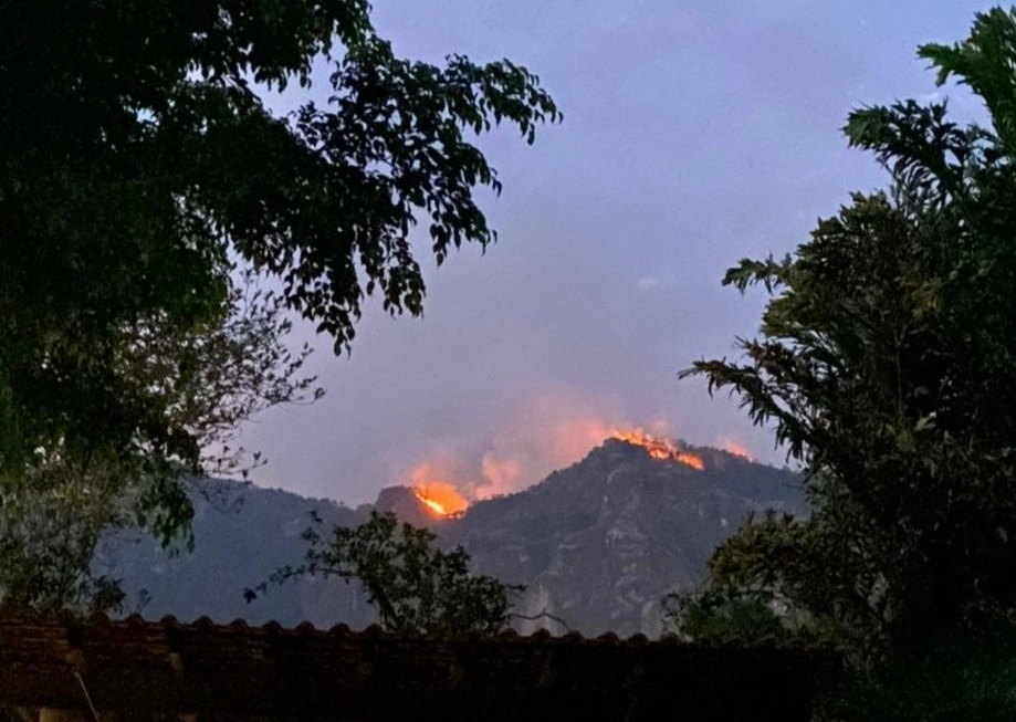 Usuarios de redes sociales compartieron foto del incendio del Cerro del Tepozteco. Foto @CEECA_Morelos
