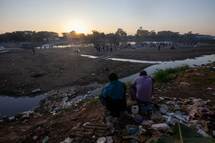 Cientos de migrantes de la caravana de hondureños durmieron junto al río Suchiate, en espera de cruzar hacia México por la mañana. Foto Víctor Camacho
