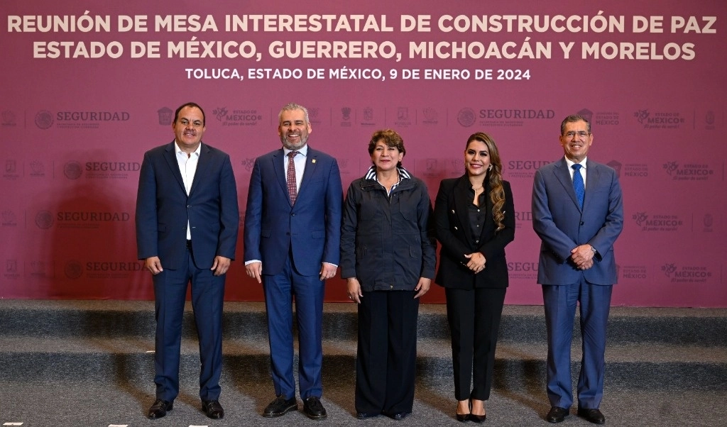Los gobernadores Cuauhtémoc Blanco, de Morelos; Alfredo Ramírez, de Michoacán; Delfina Gómez, del estado de México, y Evelyn Salgado, de Guerrero, así como Luis Rodríguez Bucio, subsecretario de Seguridad Pública, durante la primera reunión de la Mesa Interestatal de Construcción de Paz, en Toluca. ‘Foto La Jornada’