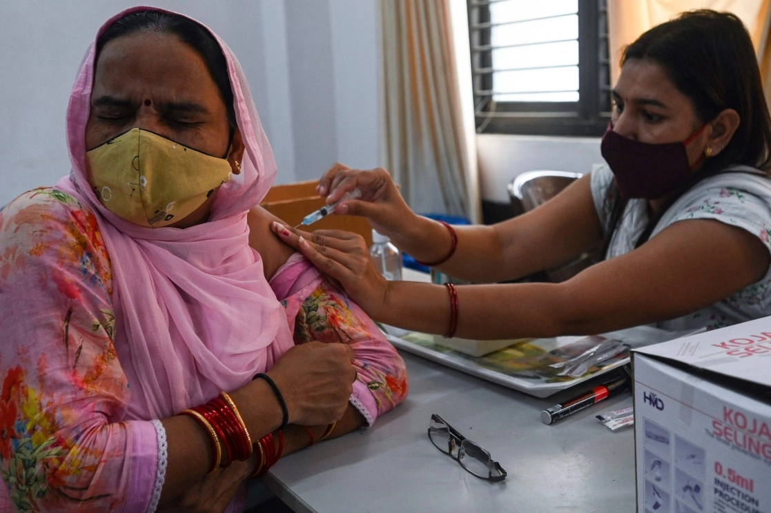 India es uno de los países donde más vacunas anti Covid-19 se han aplicado en el mundo. En la imagen, inoculación en un centro médico temporal en Nueva Delhi, el 22 de septiembre de 2021. Foto Afp