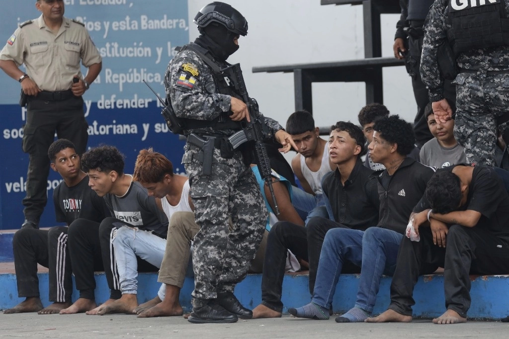 Las autoridades policiales ecuatorianas dijeron que han detenido al menos 70 personas por supuestos actos terroristas hasta la madrugada del 10 de enero de 2024. Foto Ap