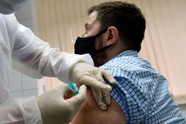 Una enfermera aplica la vacuna experimental rusa contra el coronavirus a un joven en Moscú. Foto Afp