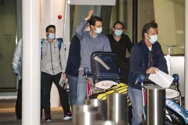El tenistas español, Rafael Nadal llegó al aeropuerto de Adelaide para disputar el Abierto de Australia que inicia el 8 de febrero. Foto Ap
