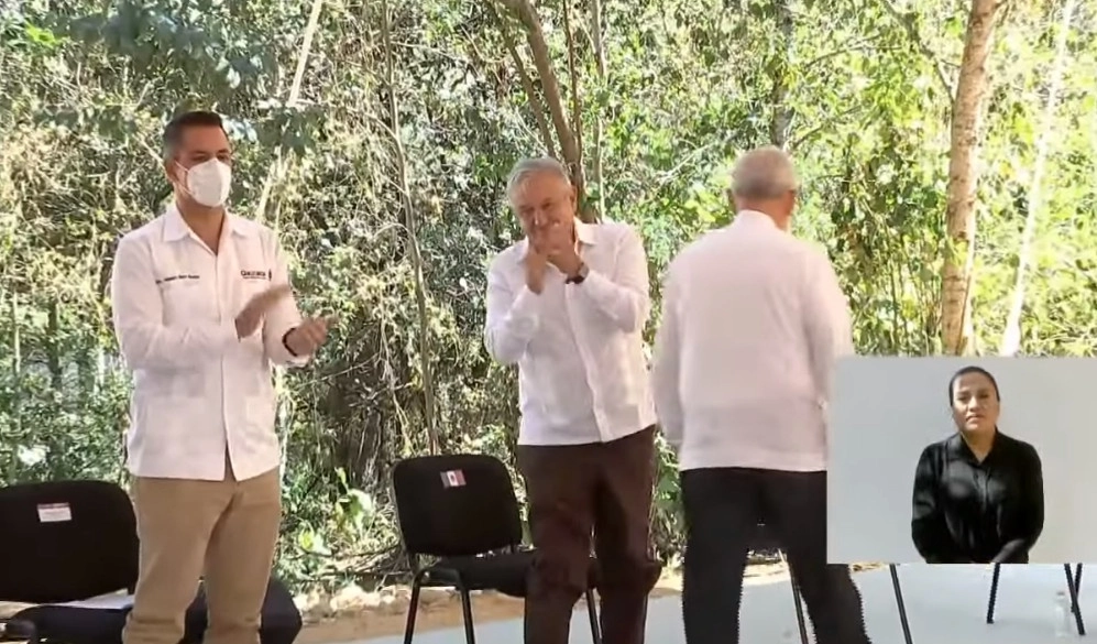El presidente Andrés Manuel López Obrador inauguró el camino número 58 en las comunidades indígenas de Oaxaca. Imagen tomada de Youtube
