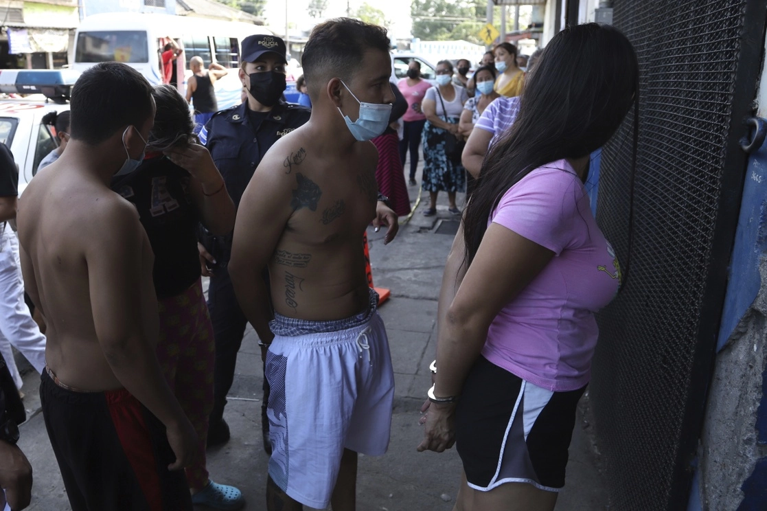 Pandilleros arrestados al ser ingresados a la prisión temporal de El Penalito, en Ciudad Delgado, El Salvador, el 6 de abril pasado. Foto Ap 