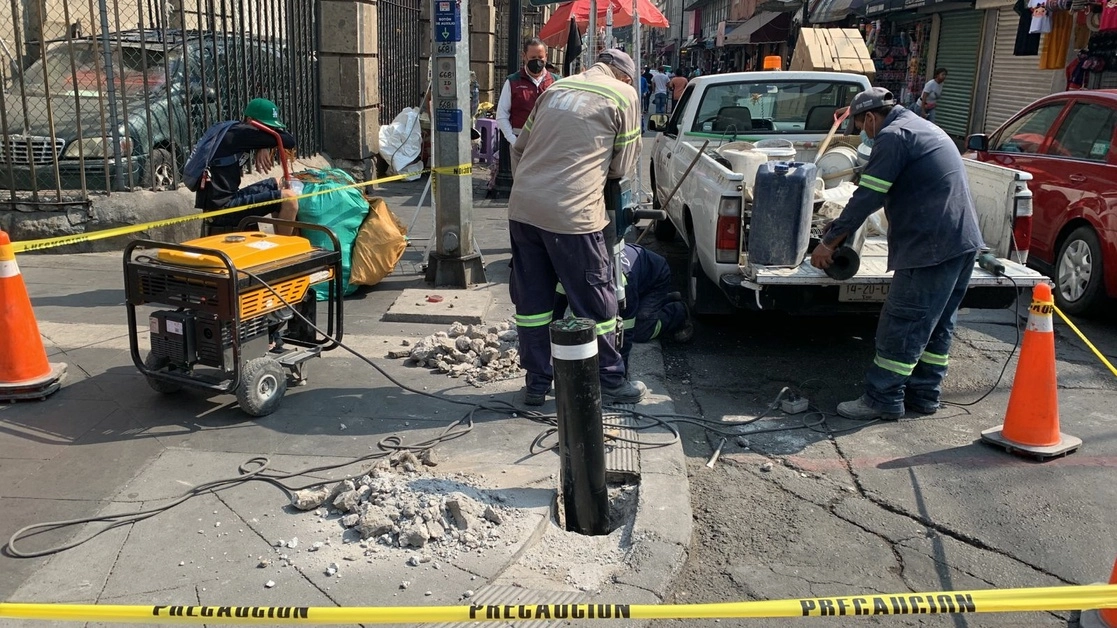 Se han realizado reparaciones de coladeras abiertas, banquetas rotas, bolardos accidentados, nivelación de piso, colocación de rejillas o retiro de varillas. Foto tomada de Twitter @ach_CDMX