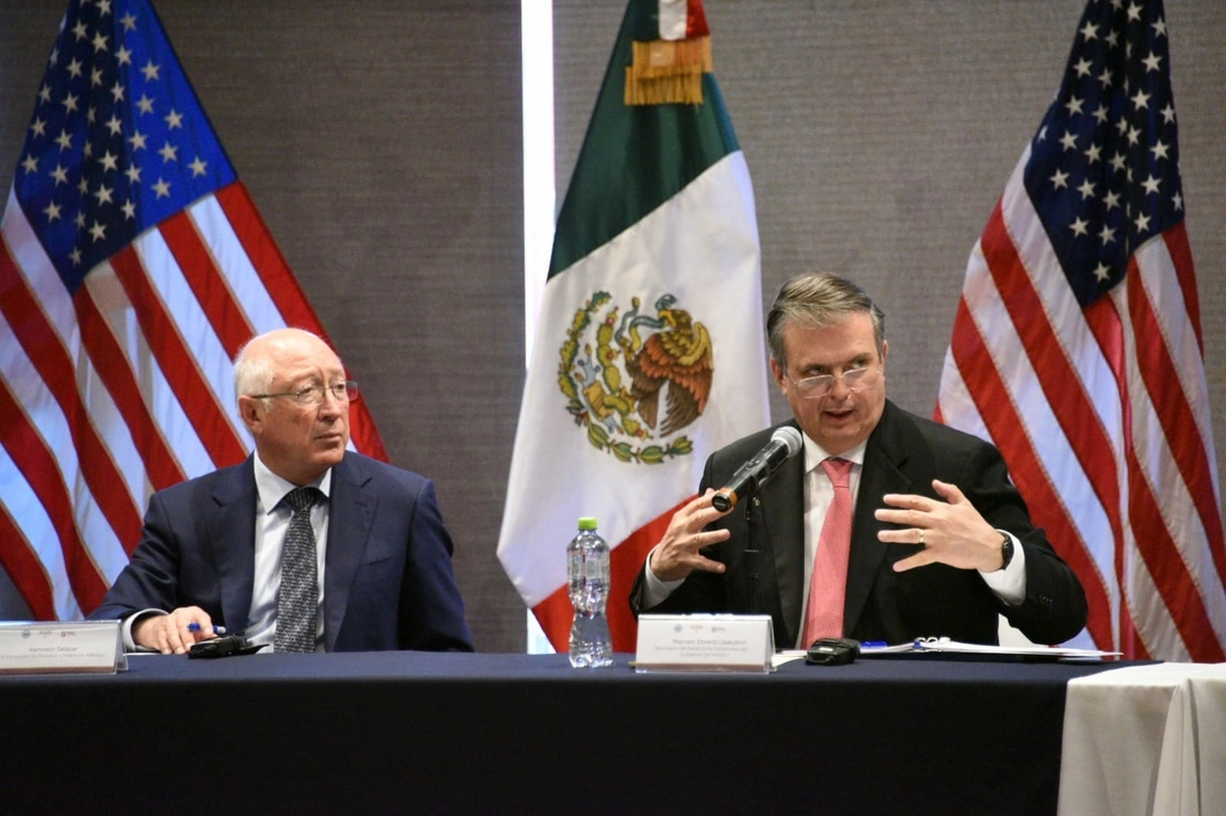 Ken Salazar, embajador estadunidense en nuestro país, y el canciller Marcelo Ebrard durante la rueda de prensa efectuada ayer en Tijuana. Foto ‘La Jornada’
