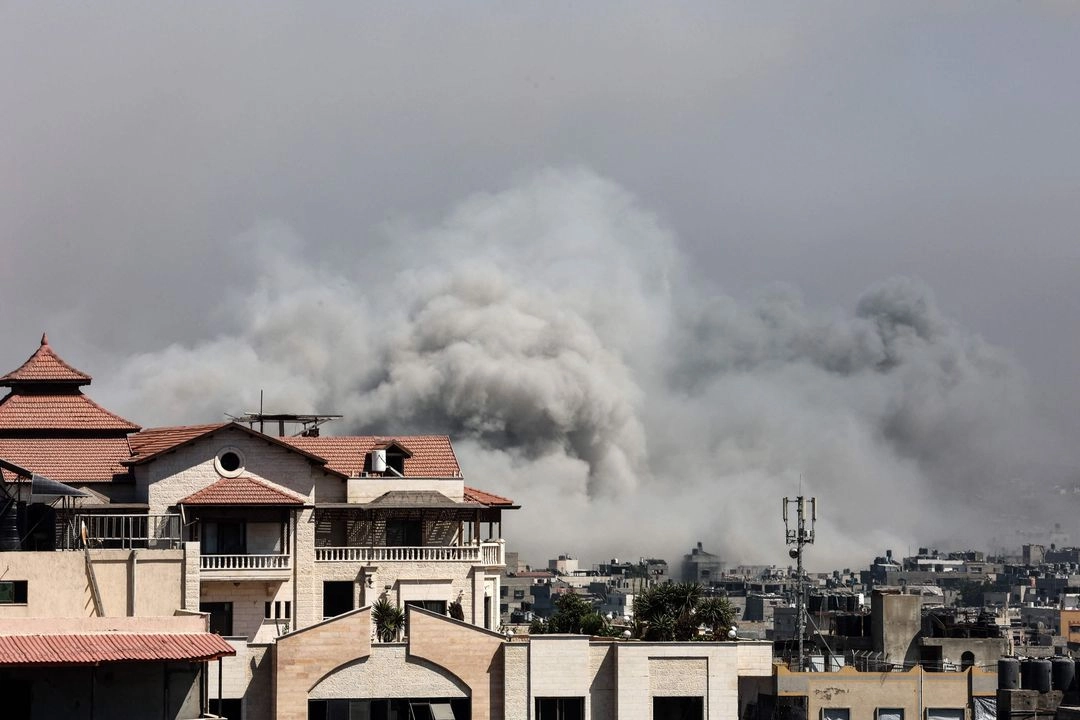 Una columna de humo se eleva en Jabalia, en el norte de la franja de Gaza, durante un ataque israelí el 19 de junio de 2025. Foto  