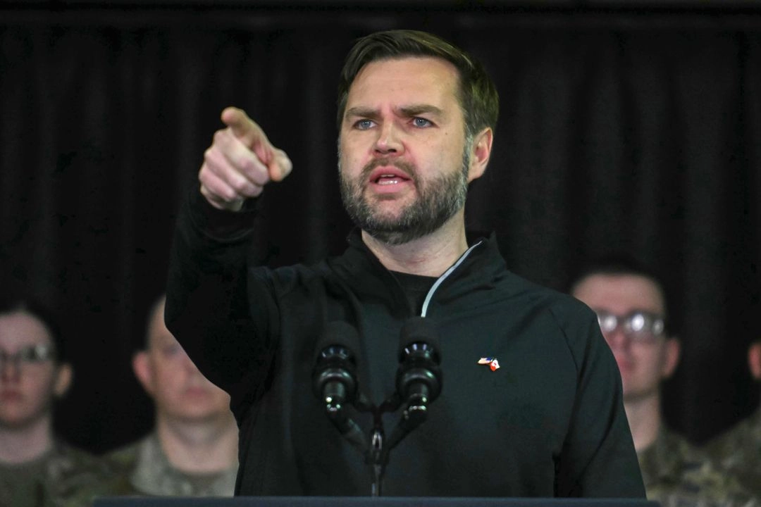 El vicepresidente J. D. Vance habla en la base espacial Pituffik del ejército estadounidense en Groenlandia, el viernes 28 de marzo de 2025.  Foto