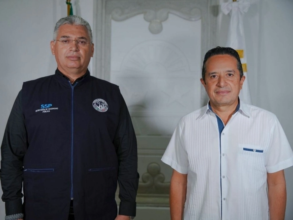El gobernador de Quintana Roo, Carlos Joaquín González, y Lucio Hernández Gutiérrez, encargado del despacho de la SSPE. Foto @CarlosJoaquin