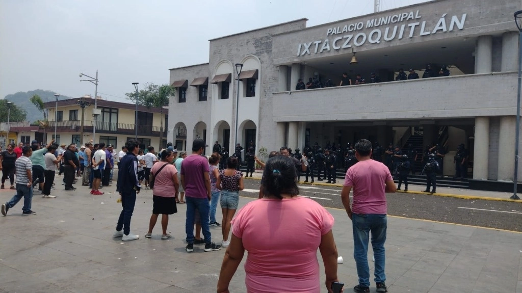 Pobladores de Ixtaczoquitlán apedrearon el palacio municipal y prendieron fuego a una patrulla. Foto ‘La Jornada’ 