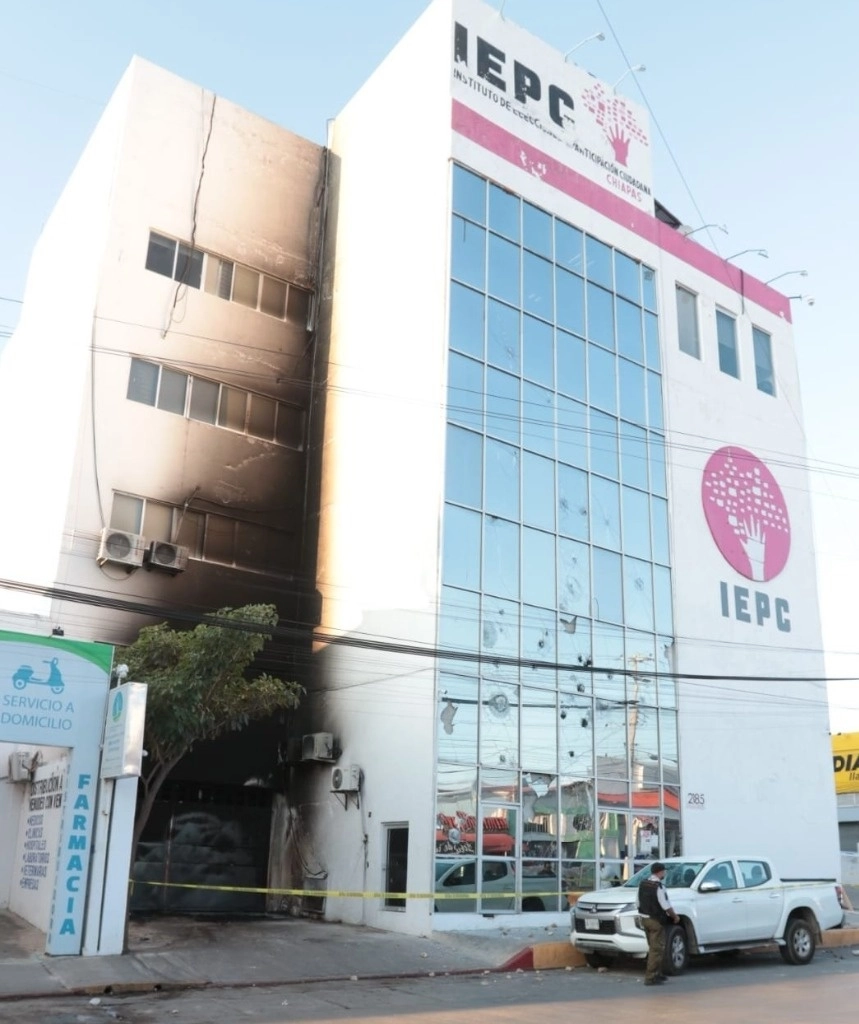 Autoridades reportaron que un grupo de personas intentaron incendiar la sede del Instituto Electoral. Foto @IEPCChiapas