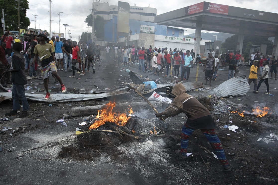 Persisten las violentas manifestaciones en Haití en contra del alza en el precio del combustible y exigiendo la renuncia del primer ministro,  Ariel Henry. Foto Ap