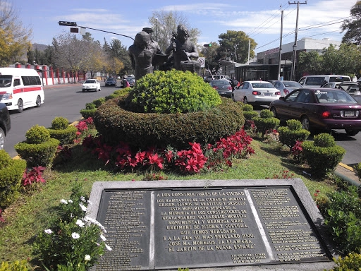 El ‘Monumento a los Constructores’ en la avenida Acueducto en Morelia, Michoacán. Foto Ayuntamiento de Morelia