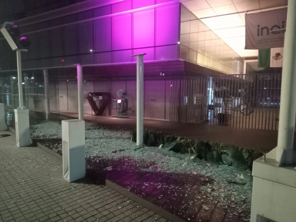 La imagen de los vidrios rotos de las instalaciones del Inai fue difundida por la comisionada https://x.com/JulietDelrio
