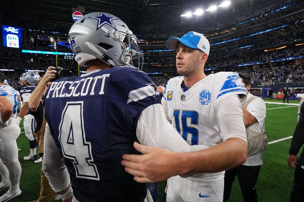 El mariscal de campo de los Dallas Cowboys, Dak Prescott, izquierda, y el mariscal de campo de los Detroit Lions, Jared Goff, hablan después de un partido de fútbol americano de la NFL. Foto Ap