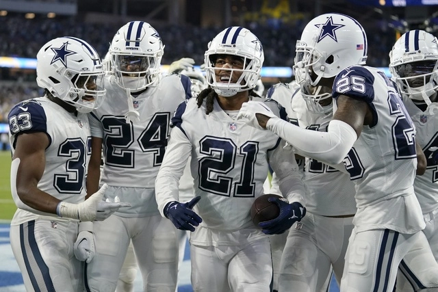 Jugadores de los Vaqueros de Dallas festejan al término del encuentro. Foto Ap