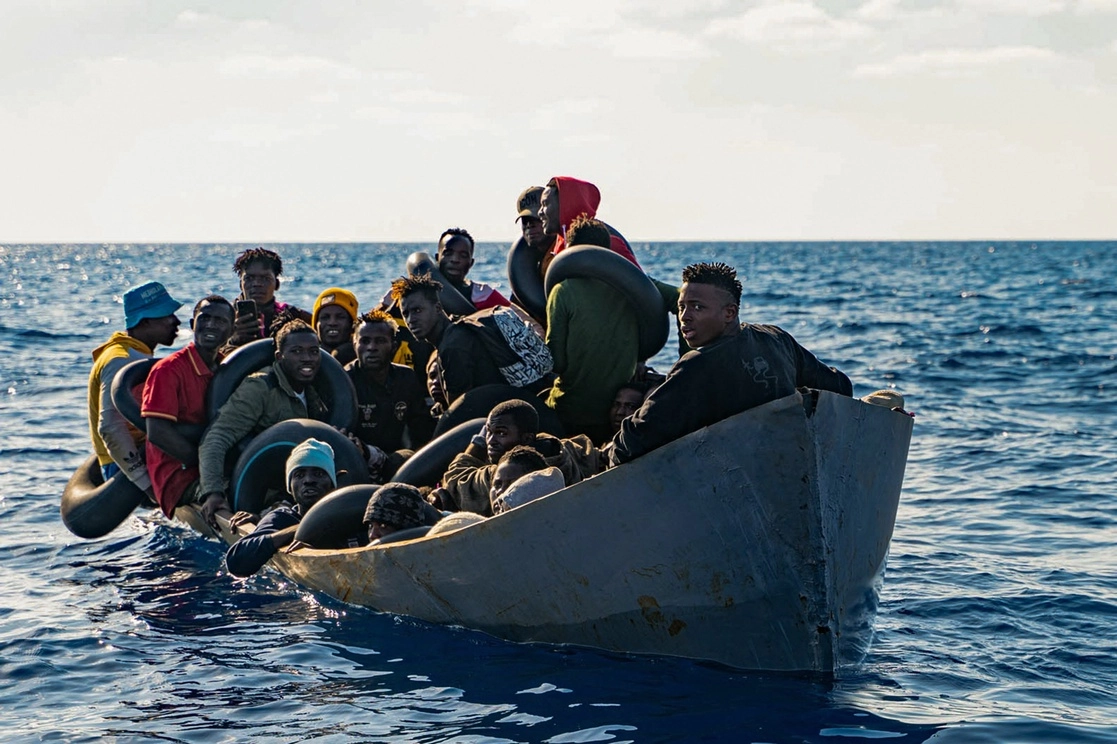 Migrantes en un bote se preparan para subir a bordo del barco de rescate "Rise Above" frente a la costa de Sicilia, en el sur de Italia, el 5 de noviembre de 2022. Foto Afp