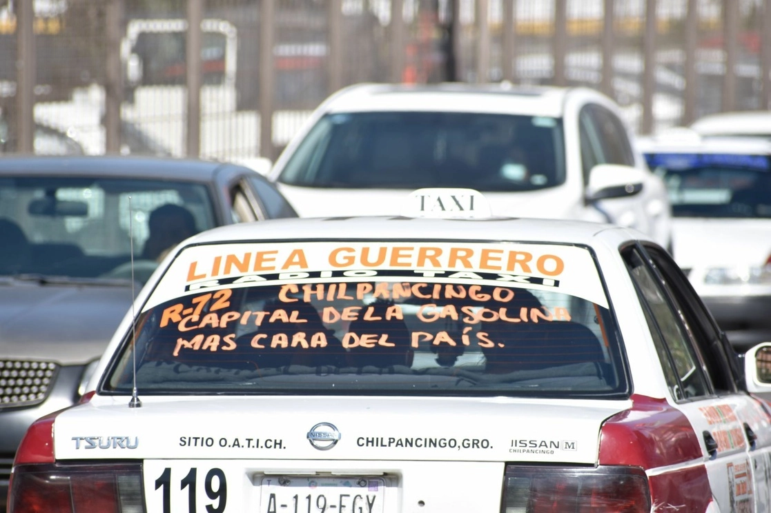 Unidades del transporte público en Guerrero se manifestaron en febrero pasado por los precios de la gasolina. Choferes de taxis han dicho que cada gasolinera le pone el precio que quiere y dan litros incompletos. Foto Cuartoscuro 