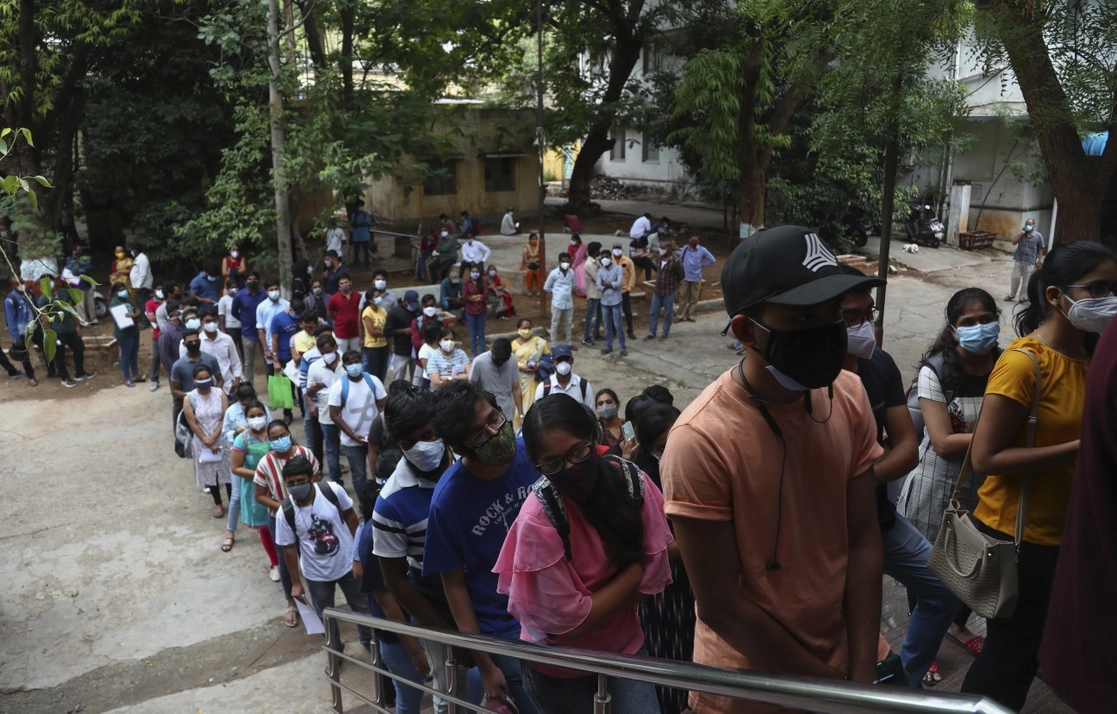 Personas hacen fila en espera de ser vacunadas en Hyderabad, India. Foto Ap / Archivo