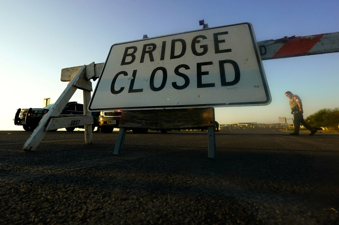 Un letrero y una barrera bloquean la carretera en el Puente Internacional en Del Río, Texas. Foto Ap